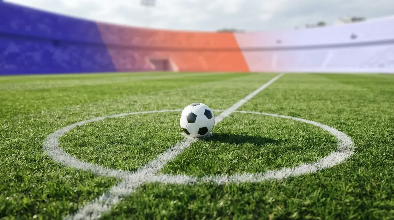 Fußball neben dem Anstoßpunkt auf grünem Spielfeld